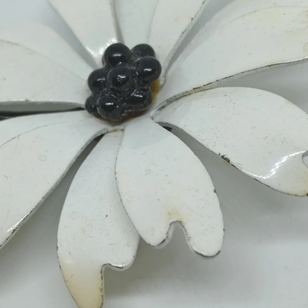 * vintage signed JJ large black & white flowers pin brooch